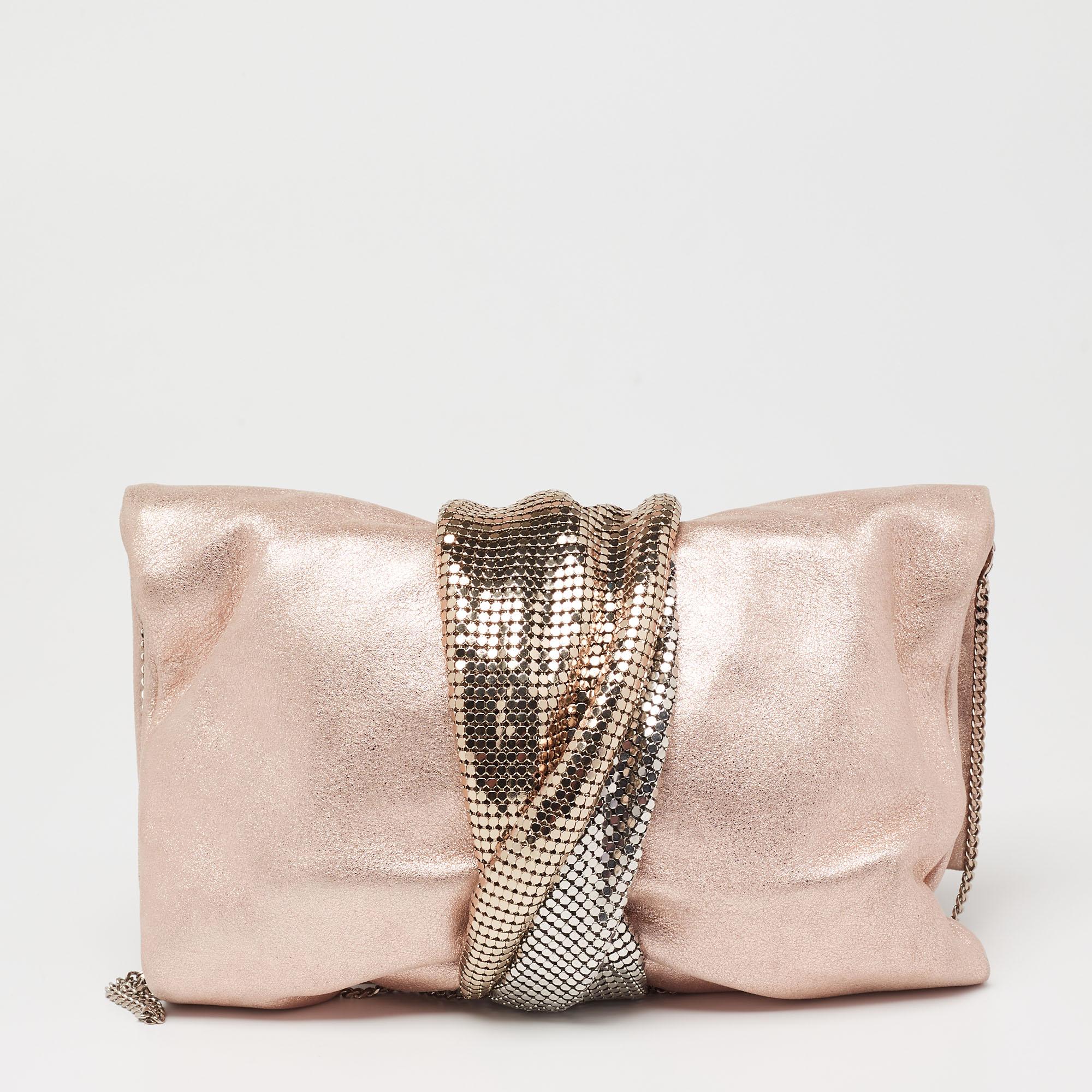 Sprinkle grace and style in every swing with this Chandra clutch from Jimmy Choo. Crafted from metallic suede, the piece is styled with silver-tone chain detail that is wound around the clutch, ending as the clasp. The insides are lined with satin