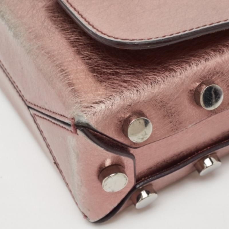 Bolso de hombro Lockett City de piel rosa metalizada de Jimmy Choo en Bastante bueno estado para la venta en Dubai, Al Qouz 2