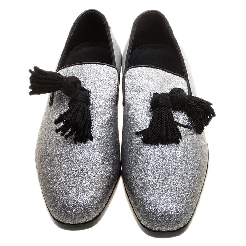 Add an element of fun and drama to your ensembles with this peppy number from the house of Jimmy Choo. These Foxley loafers are brilliantly crafted from a metallic silver glitter body and detailed with leather trims. The contrast tassel detailing on
