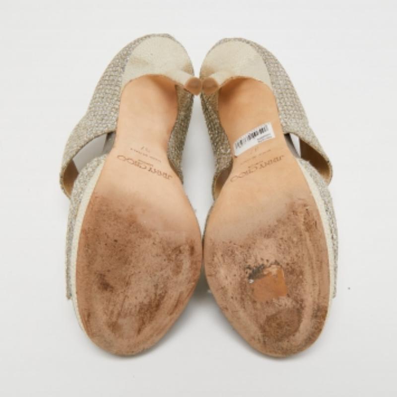 This pair of designer sandals delivers sophistication. The shoes come crafted by the best to grant you the fit you desire.