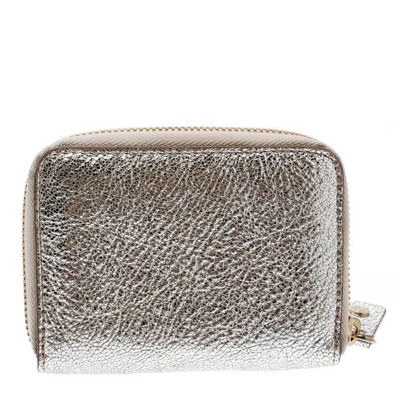 This Jimmy Choo wallet is conveniently designed for everyday use. Crafted from metallic silver leather, the wallet has a wide zip closure which opens to reveal multiple slots and compartments, for you to neatly arrange your cash and