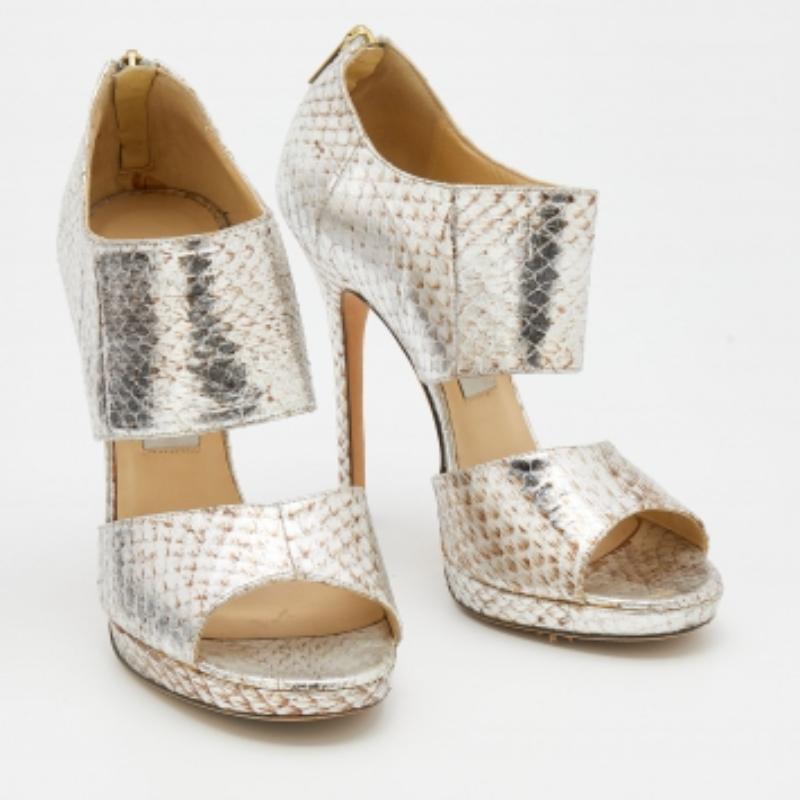 Jimmy Choo Bombas plateadas de piel de pitón con puntera abierta talla 37.5 en Bueno estado para la venta en Dubai, Al Qouz 2