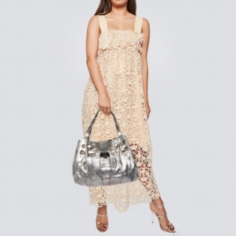 Oggi puoi acquistare questa splendida borsa Jimmy Choo Riki e illuminare il tuo armadio! Realizzata in pelle di pitone, questa splendida borsa è dotata di una patta con serratura firmata e di uno spazioso interno in pelle e Alcantara. Presenta