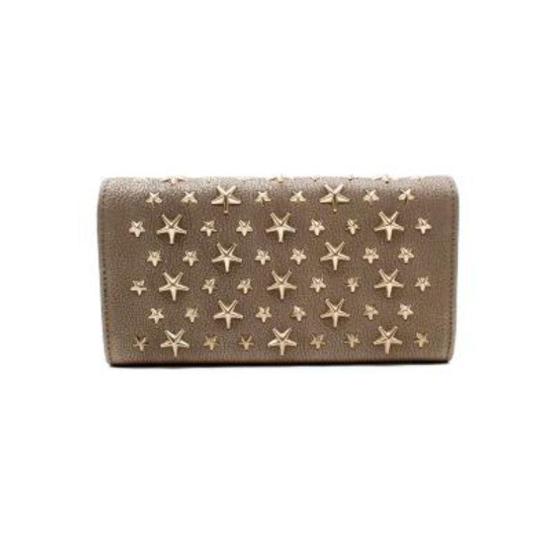 Jimmy Choo Metallic Star Studded Wallet on Chain

- Grey wallet
- Silver stars
- Zipper coin pocket
- Card holders
- Silver chain strap

Condition: 9.5/10, excellent!

Material:
Leather

Made in Italy.

PLEASE NOTE, THESE ITEMS ARE PRE-OWNED AND MAY