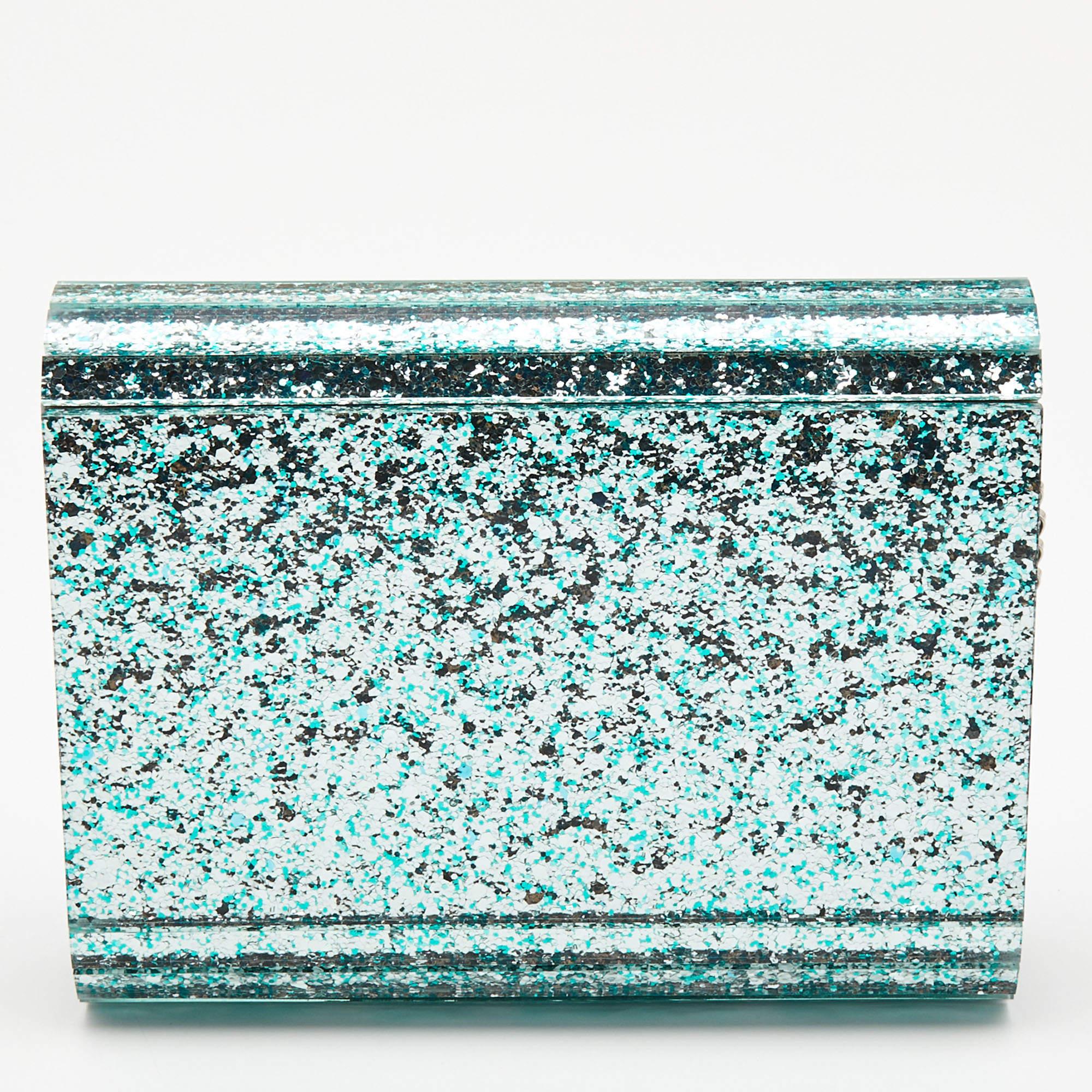 This clutch is just the right accessory to compliment your chic ensemble. It comes crafted in quality material featuring a well-sized interior that can comfortably hold all your little essentials.

Includes: Original Dustbag, Original Box, Info