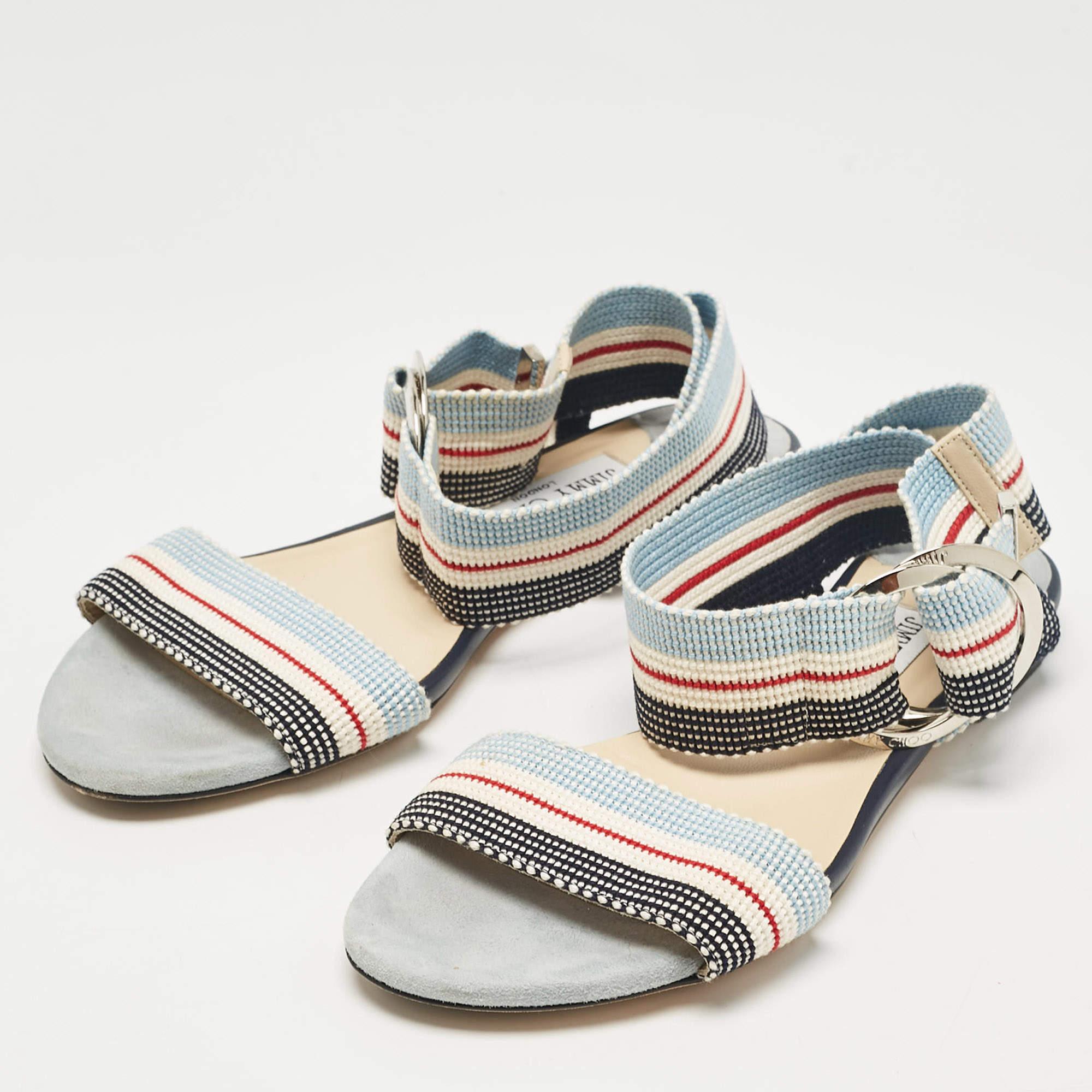 Ces sandales encadreront vos pieds de manière élégante. Fabriquées à partir de matériaux de qualité, elles affichent un design élégant et des semelles intérieures confortables.