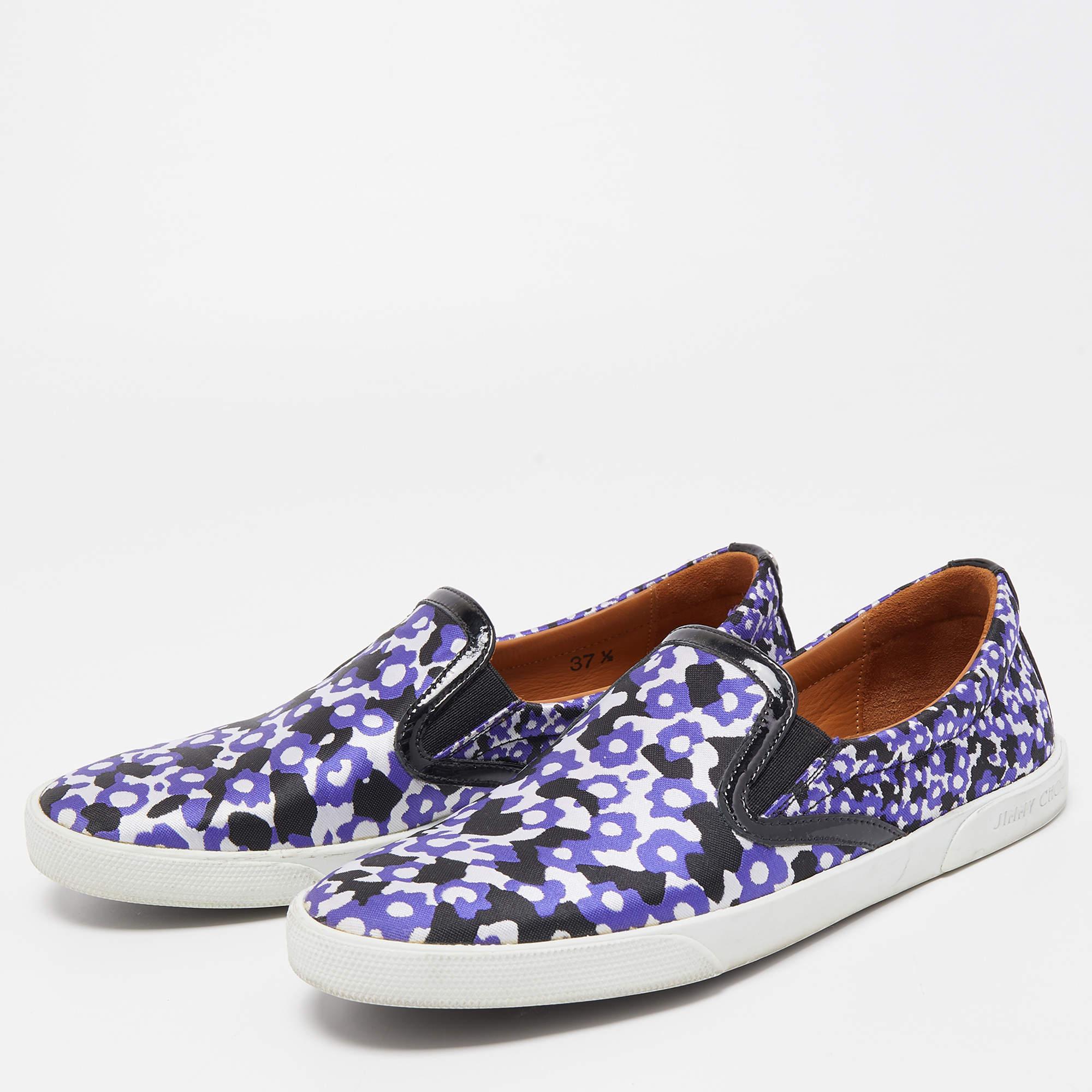 Donnez à votre tenue une touche de luxe avec cette paire de baskets de marque. La création est cousue à la perfection pour vous permettre de les porter pendant longtemps.