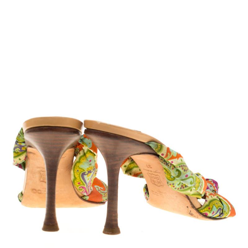 Jimmy Choo Multicolor Fabric Knot Slide Sandals Size 37 In Good Condition For Sale In Dubai, Al Qouz 2