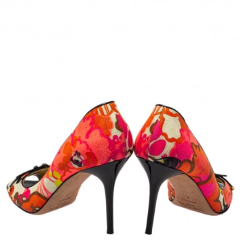 Jimmy Choo Multicolor Floral Print Canvas Bow Peep Toe Pumps Size 40 In Good Condition For Sale In Dubai, Al Qouz 2
