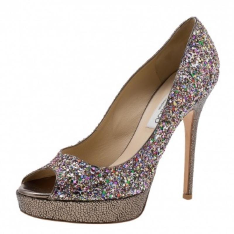 Mit diesen Pumps aus mehrfarbigem Glitzer können Sie zaubern. Dieses Paar Jimmy Choo Pumps ist perfekt für Partys und passt gut zu Cocktailkleidern. Er ist mit Peep-Toes und 13 cm hohen Stiletto-Absätzen ausgestattet.