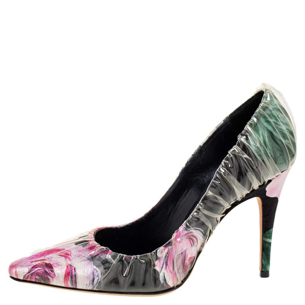 Give an artistic touch to your outfit with these lovely Jimmy Choo pumps that have been crafted from PVC and satin. They feature a beautiful silhouette that flaunts a floral print all over. The fashionable pair is finished with slender heels and