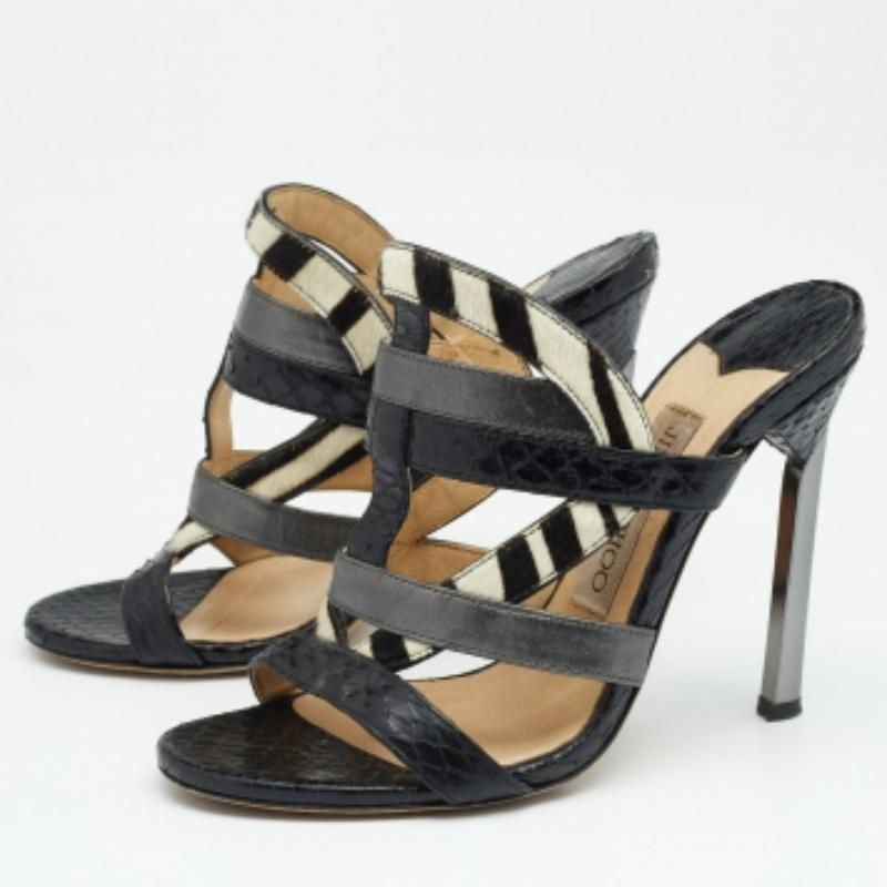 Diese Sandalen von Jimmy Choo setzen Ihre Füße modisch in Szene. Sie haben eine Riemchensilhouette und sind aus Pythonleder, Kalbshaar und Leder gefertigt. Dieses Paar steht auf eleganten 10,5 cm hohen Absätzen und ist mit schrottreifen Beschlägen