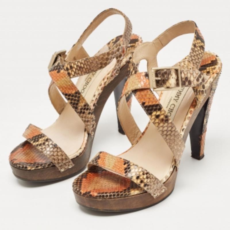 Mit diesen Designer-Sandalen können Sie jedes Outfit aufpeppen. Sie sind vielseitig, schick und lassen sich leicht stylen. Diese Sandalen sind aus hochwertigen MATERIALEN gefertigt und zeichnen sich durch eine gute Verarbeitung und lange Lebensdauer