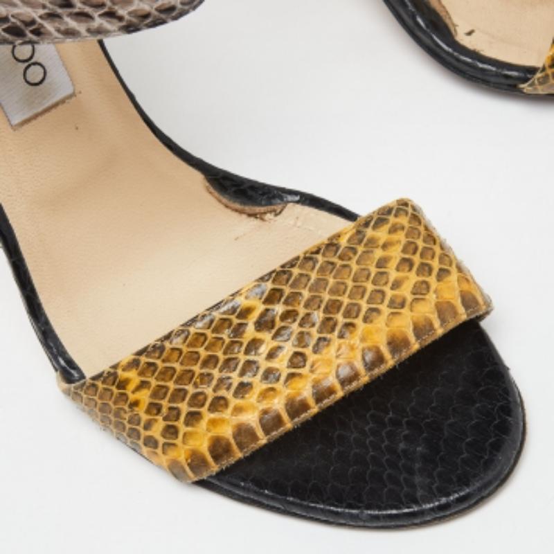 Jimmy Choo Sandali con cinturino alla caviglia in pelle di serpente multicolore misura 39,5 In condizioni discrete in vendita a Dubai, Al Qouz 2