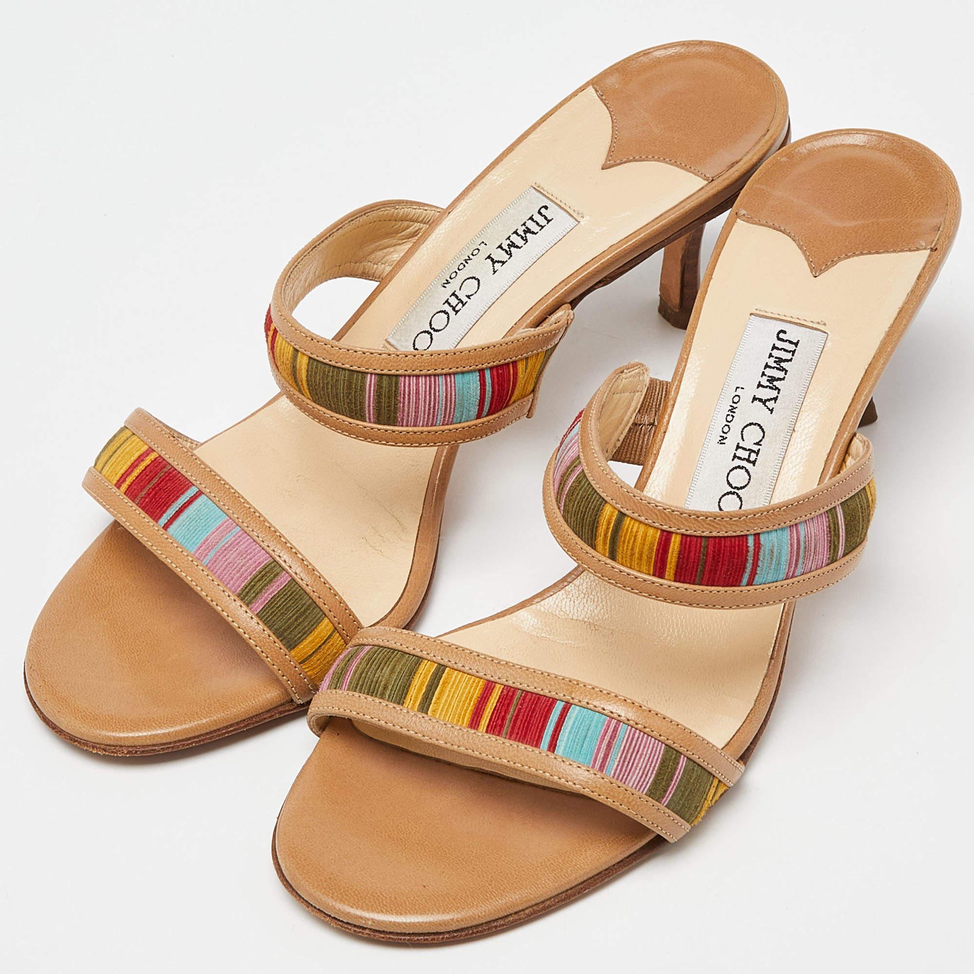 Encadrez vos pieds avec ces diapositives Jimmy Choo. Créés à partir des meilleures matières, les talons sont parfaits avec les ourlets courts midi et maxi.

