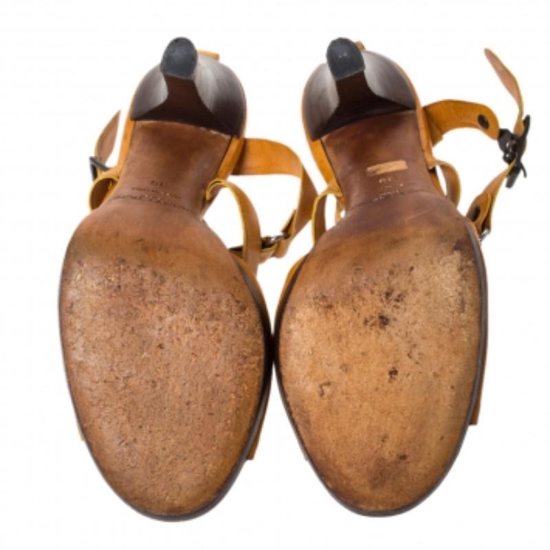 Cette impressionnante paire de sandales en cuir est très remarquée. Doublées de cuir, elles sont conçues pour vous offrir un maximum de style avec leur empeigne à brides formant une silhouette en cage et leurs talons hauts. Restez décontractée et