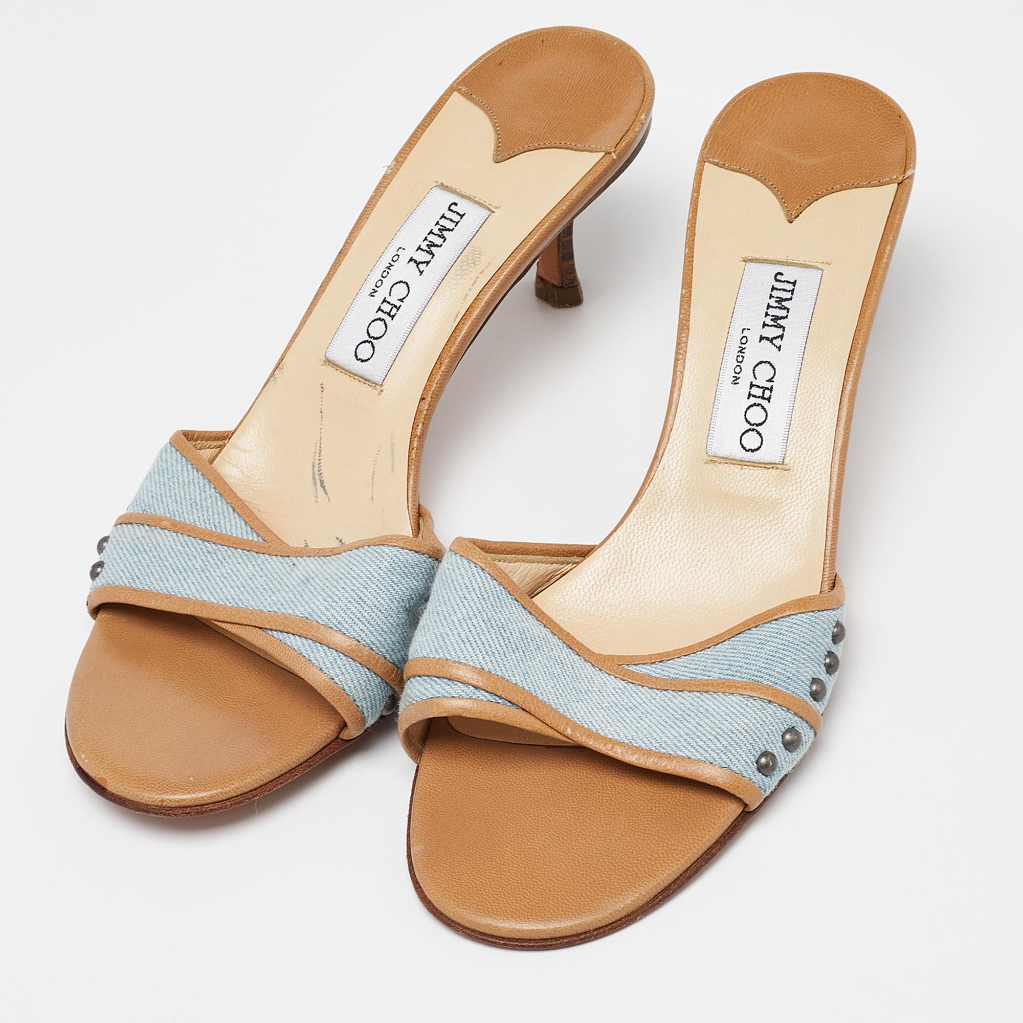 Indossa questi sandali firmati per abbellire qualsiasi outfit. Sono versatili, chic e si possono abbinare facilmente. Realizzati con materiali di qualità, questi sandali sono ben costruiti e duraturi.