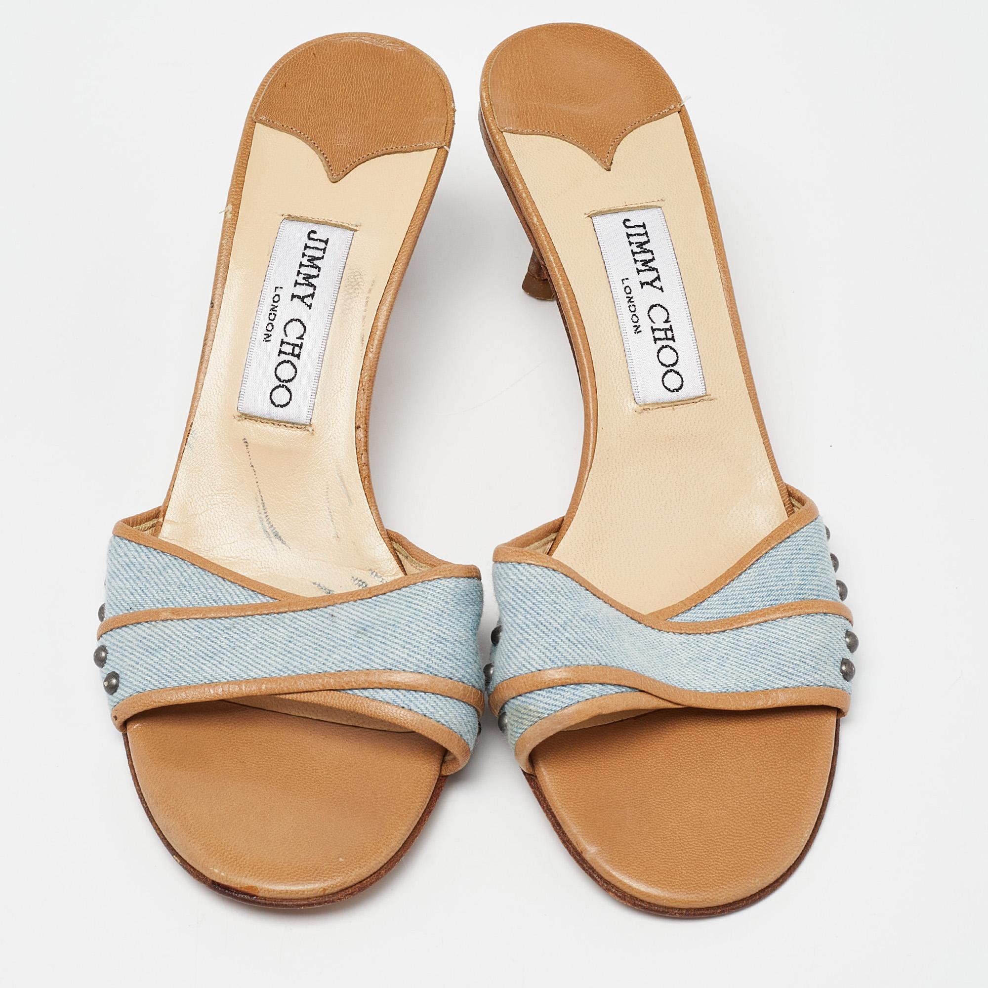 Jimmy Choo Sandali Open Toe con borchie in pelle blu navy/beige misura 37,5 In condizioni buone a Dubai, Al Qouz 2