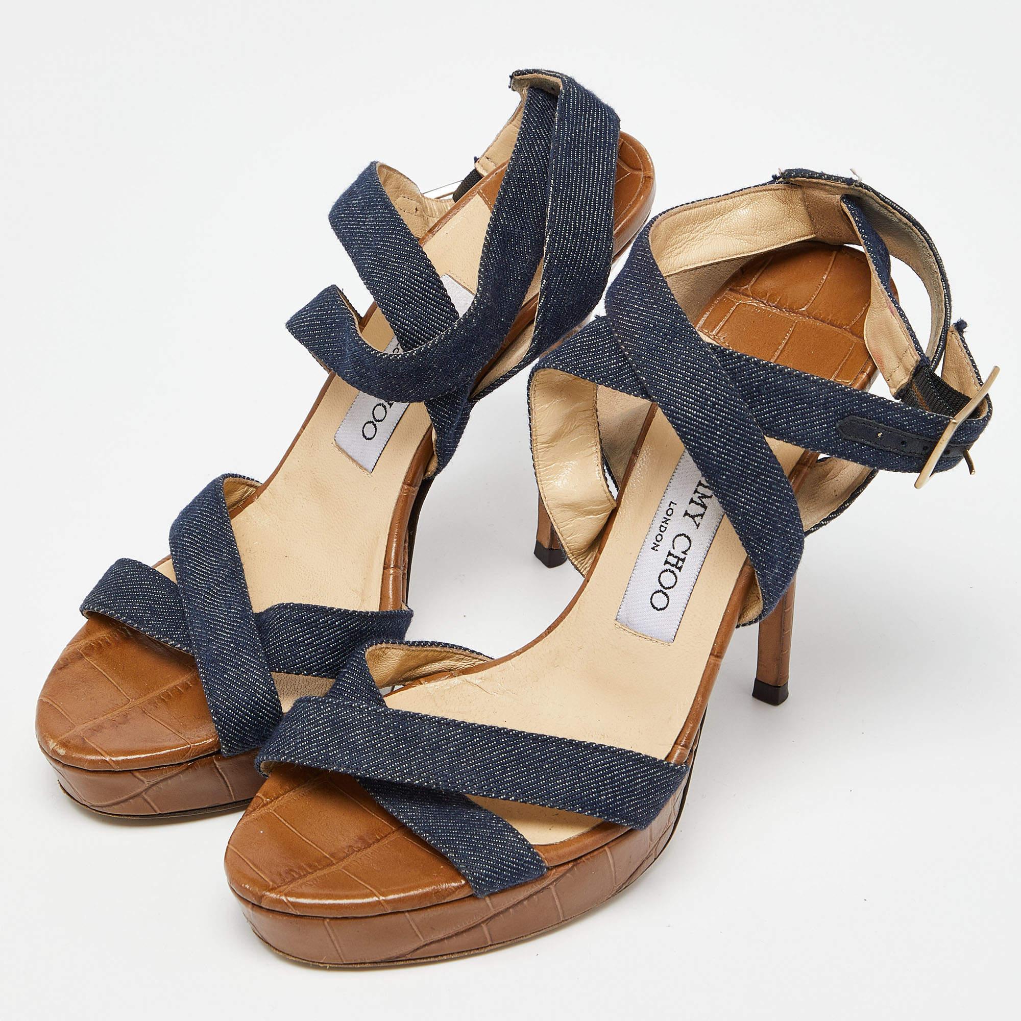 These sandals will frame your feet in an elegant manner. Crafted from quality materials they display a classy design and comfortable insoles.