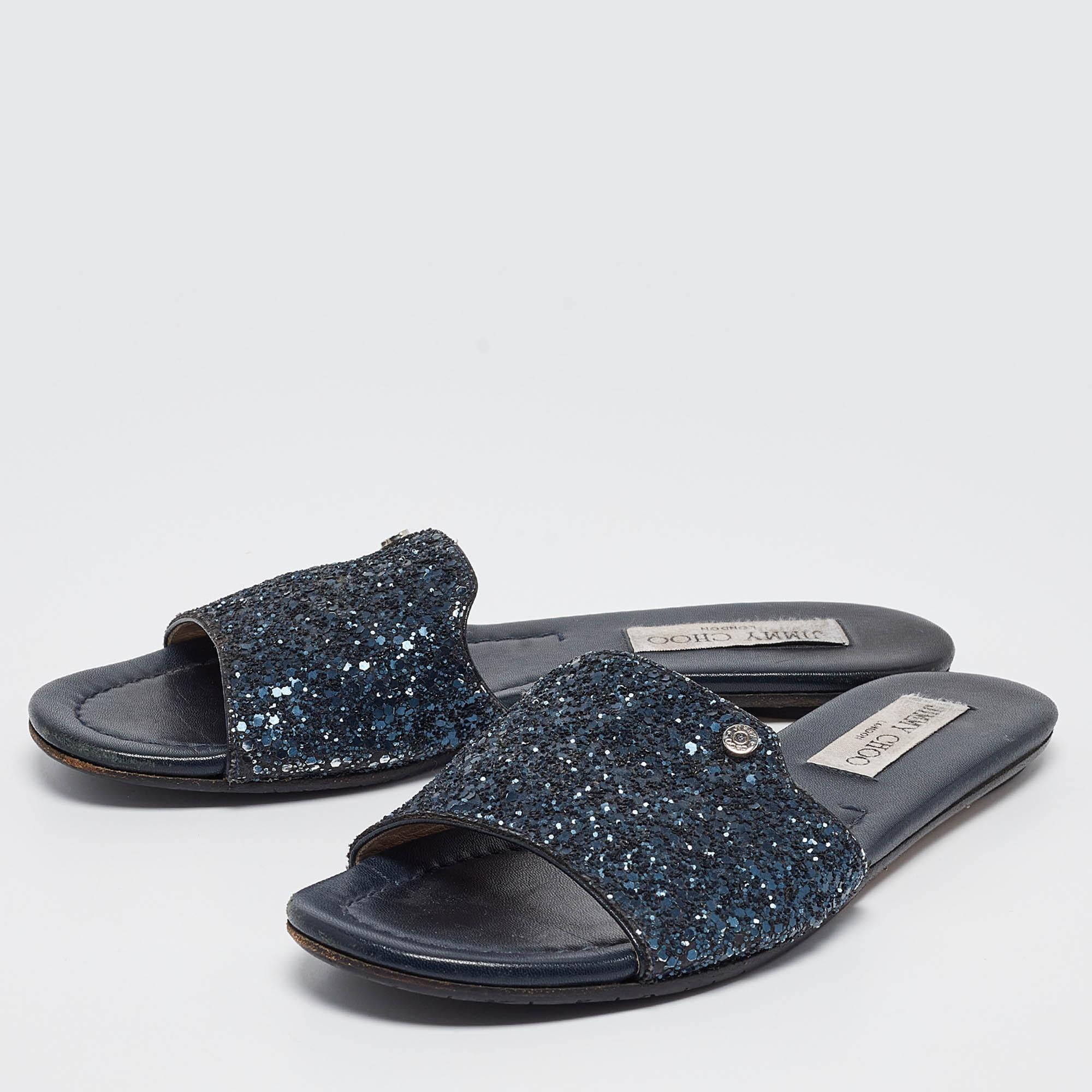 Un mix perfetto di stile e comfort, queste ballerine di design sono realizzate con materiali di qualità e incorniciano i tuoi piedi nel modo più raffinato. Possono essere abbinati a una miriade di abiti del vostro guardaroba.