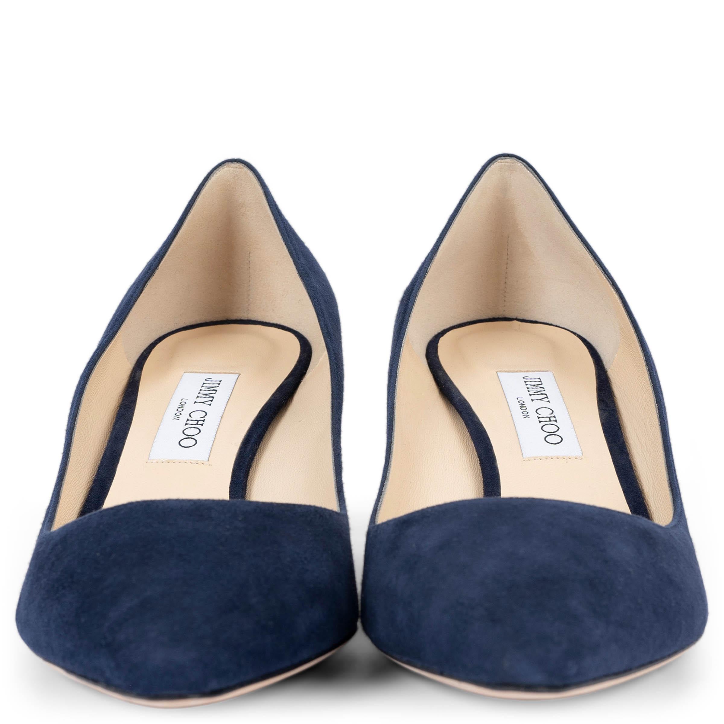 100% authentische Jimmy Choo Romy 60 Pumps aus navy blauem Wildleder. Klassische Silhouette mit spitzer Zehe und Stilettoabsatz. Brandneu. 

Messungen
Aufgedruckte Größe	43
Schuhgröße	43
Innensohle	28cm (10.9in)
Breite	8.5cm (3.3in)
Ferse	6cm