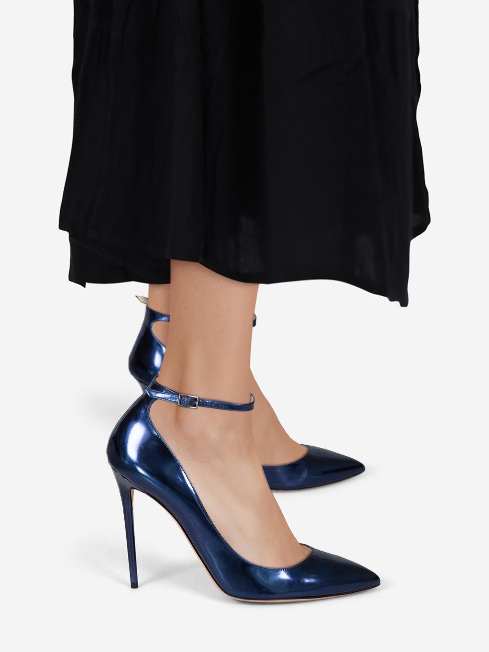 L'ÉTAT est très bon. L'usure des talons est minime. Usure minimale à la boîte à orteils gauche, les deux comptoirs et les deux côtés de la boîte à orteils sur les deux chaussures où l'abrasion est visible sur cet article de revente de designer Jimmy