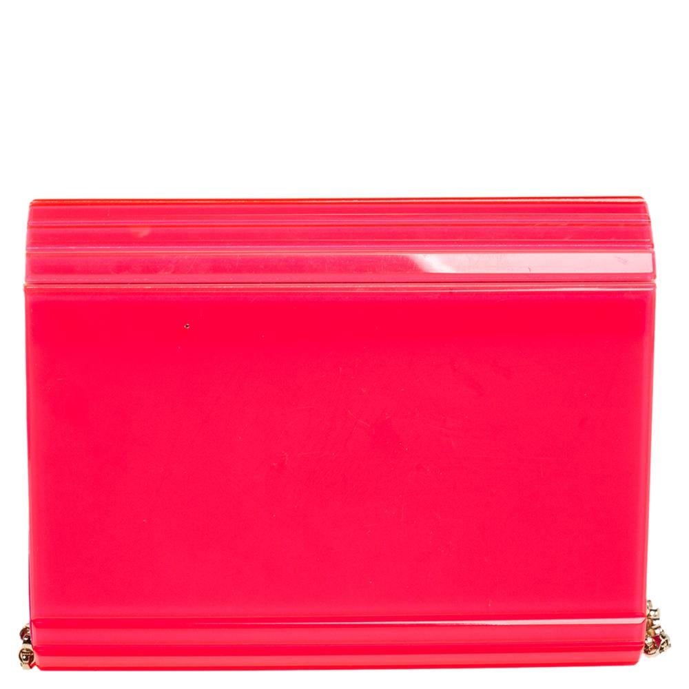 Classy and super stylish, this clutch bag is a Jimmy Choo creation. It has been crafted from acrylic and shaped to complement all your elegant outfits. The insides are lined with satin & leather and sized to carry your necessities. The clutch bag is