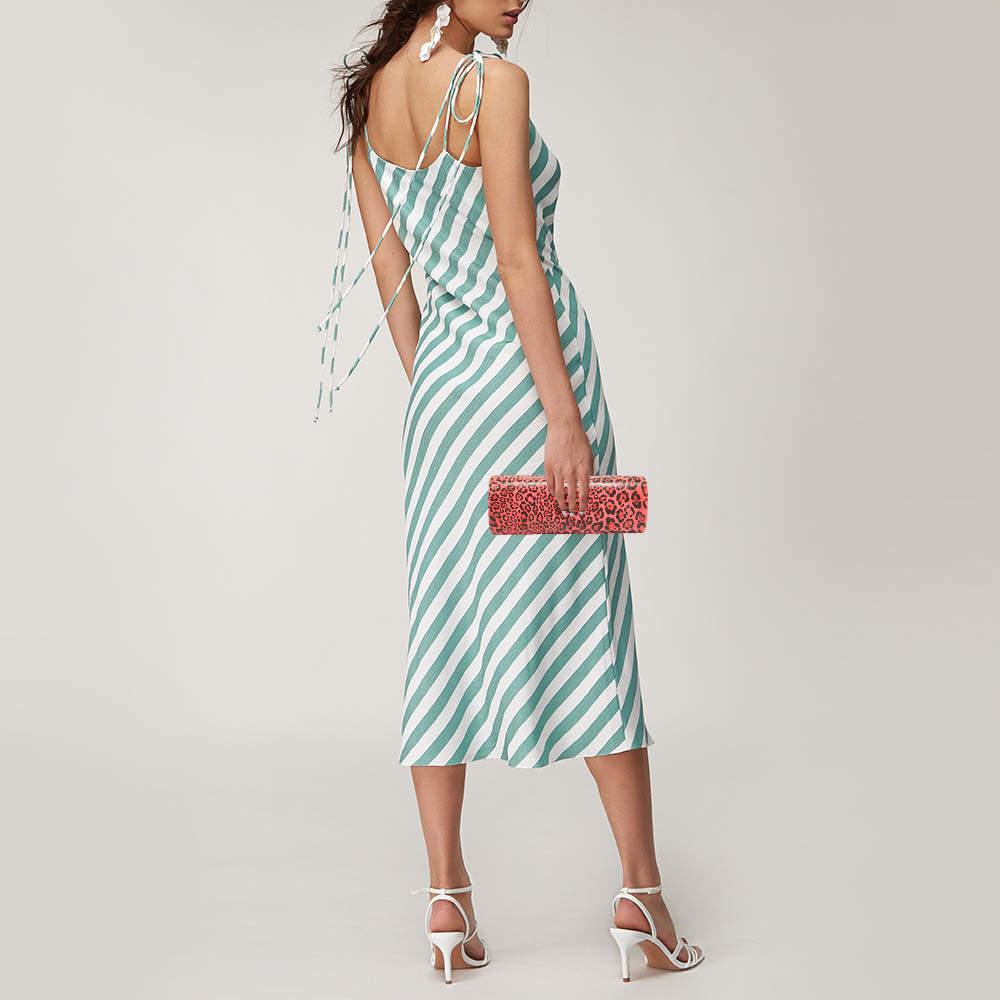 This clutch is just the right accessory to compliment your chic ensemble. It comes crafted in quality material featuring a well sized interior that can comfortably hold all your little essentials.