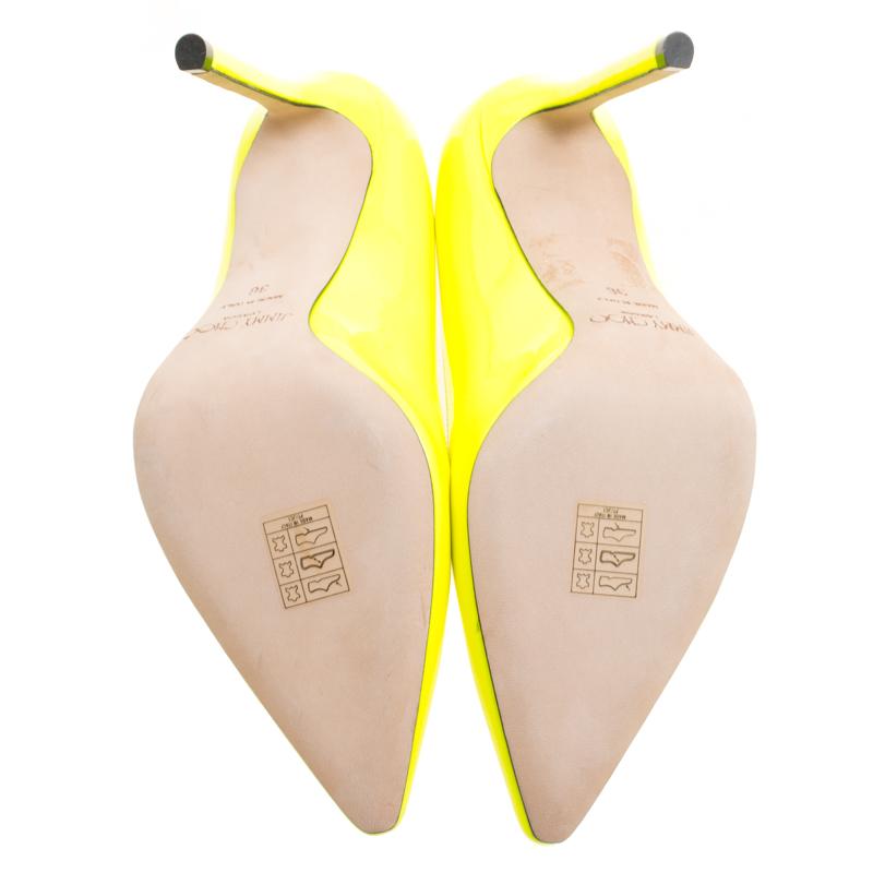 Jimmy Choo Neon Yellow Patent Leather Romy Pointed Toe Pumps Size 36 im Zustand „Neu“ in Dubai, Al Qouz 2