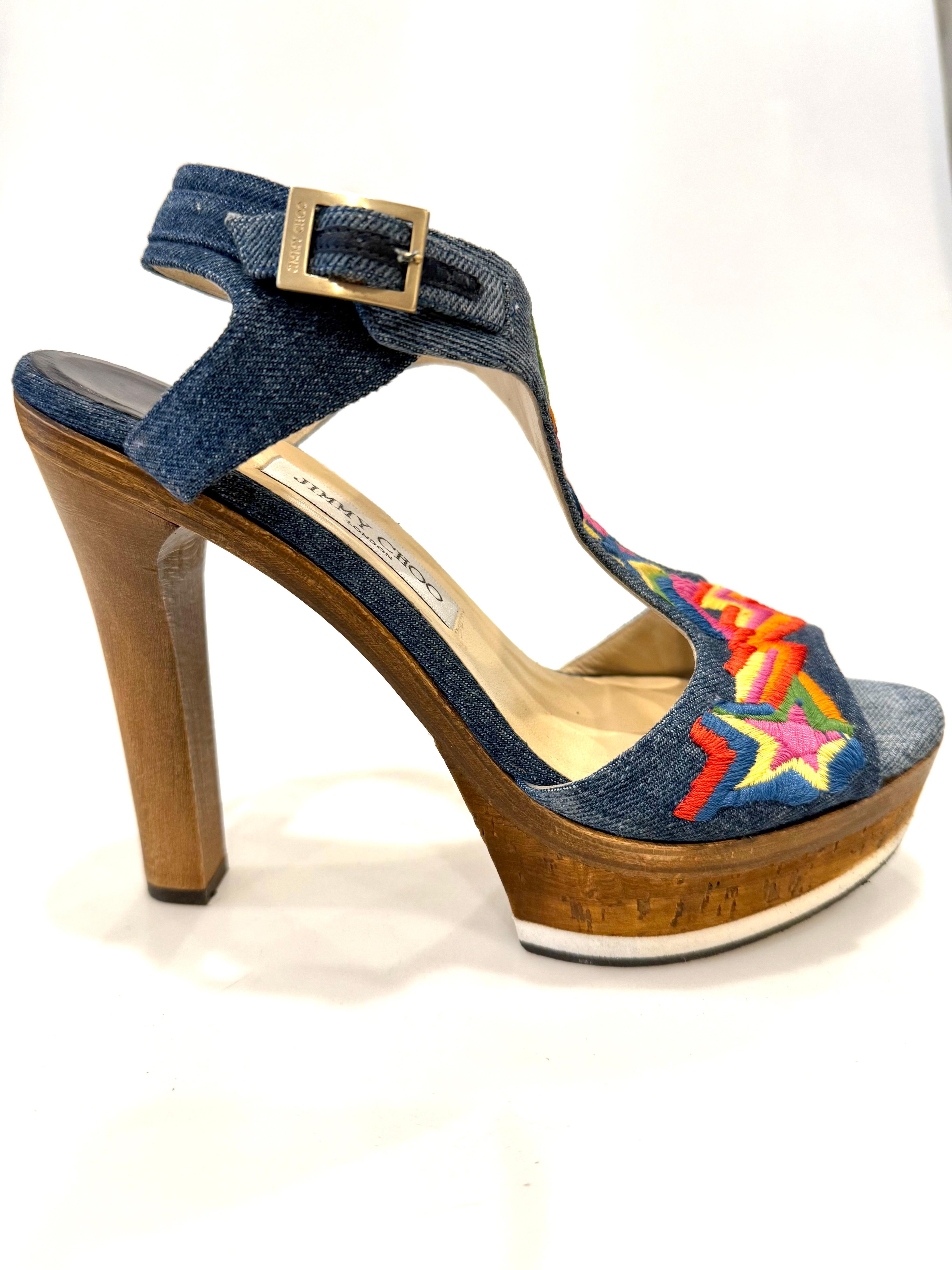 Jimmy Choo Nixon Bestickte Denim Plateau Pantoletten  Größe 39

Mit diesen umwerfenden Jimmy Choo Nixon Denim Plateau-Mules in leuchtendem Denim-Blau und mehrfarbigen Stickereien sind Sie perfekt für den Frühling/Sommer gestylt. Das elegante Design