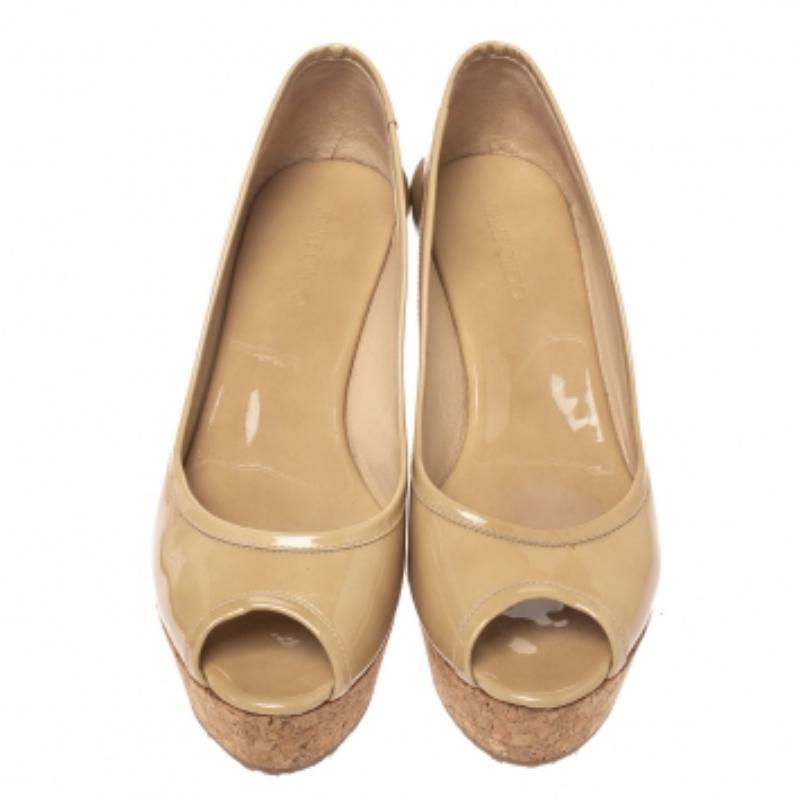 Marron Jimmy Choo escarpins compensés en liège verni couleur nude, taille 37,5 en vente