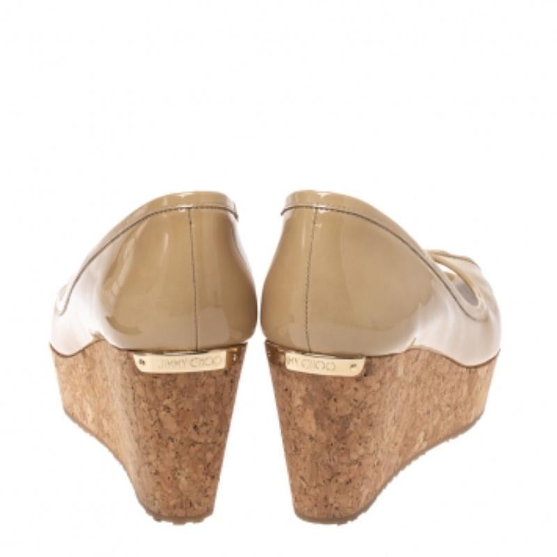 Jimmy Choo escarpins compensés en liège verni couleur nude, taille 37,5 Bon état - En vente à Dubai, Al Qouz 2