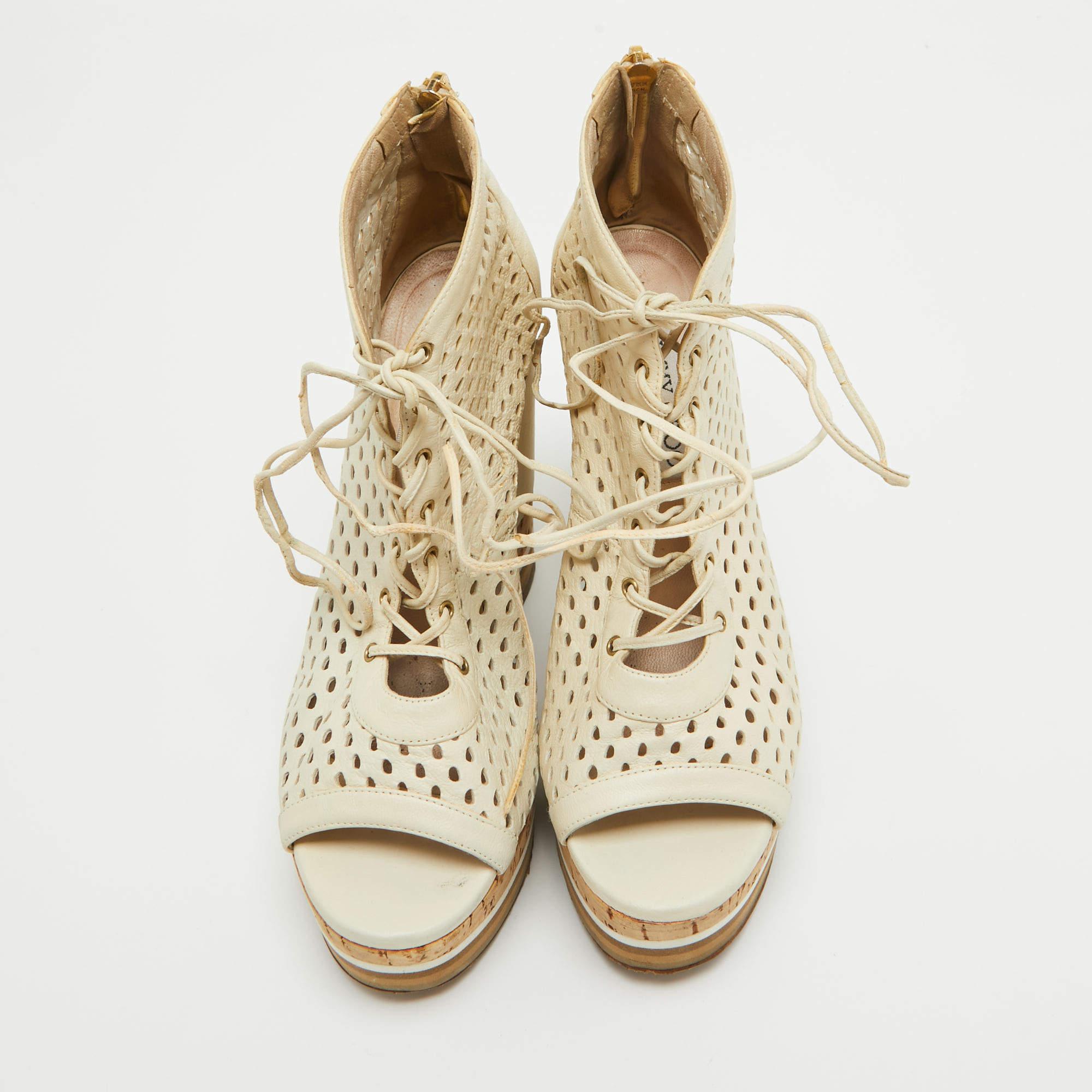 Blanc Jimmy Choo Bottines compensées en cuir perforé blanc cassé à lacets, taille 37 en vente