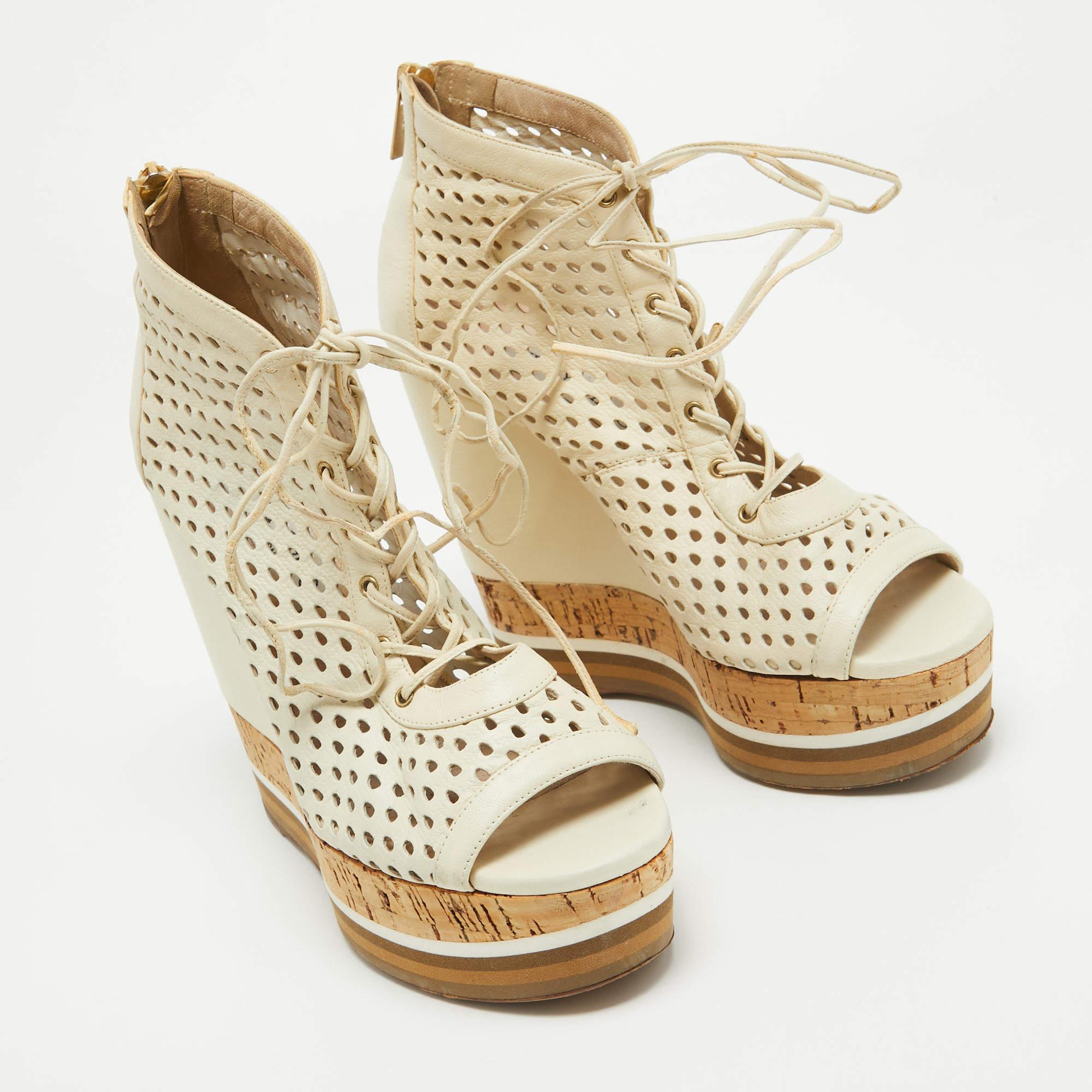 Jimmy Choo Bottines compensées en cuir perforé blanc cassé à lacets, taille 37 Bon état - En vente à Dubai, Al Qouz 2