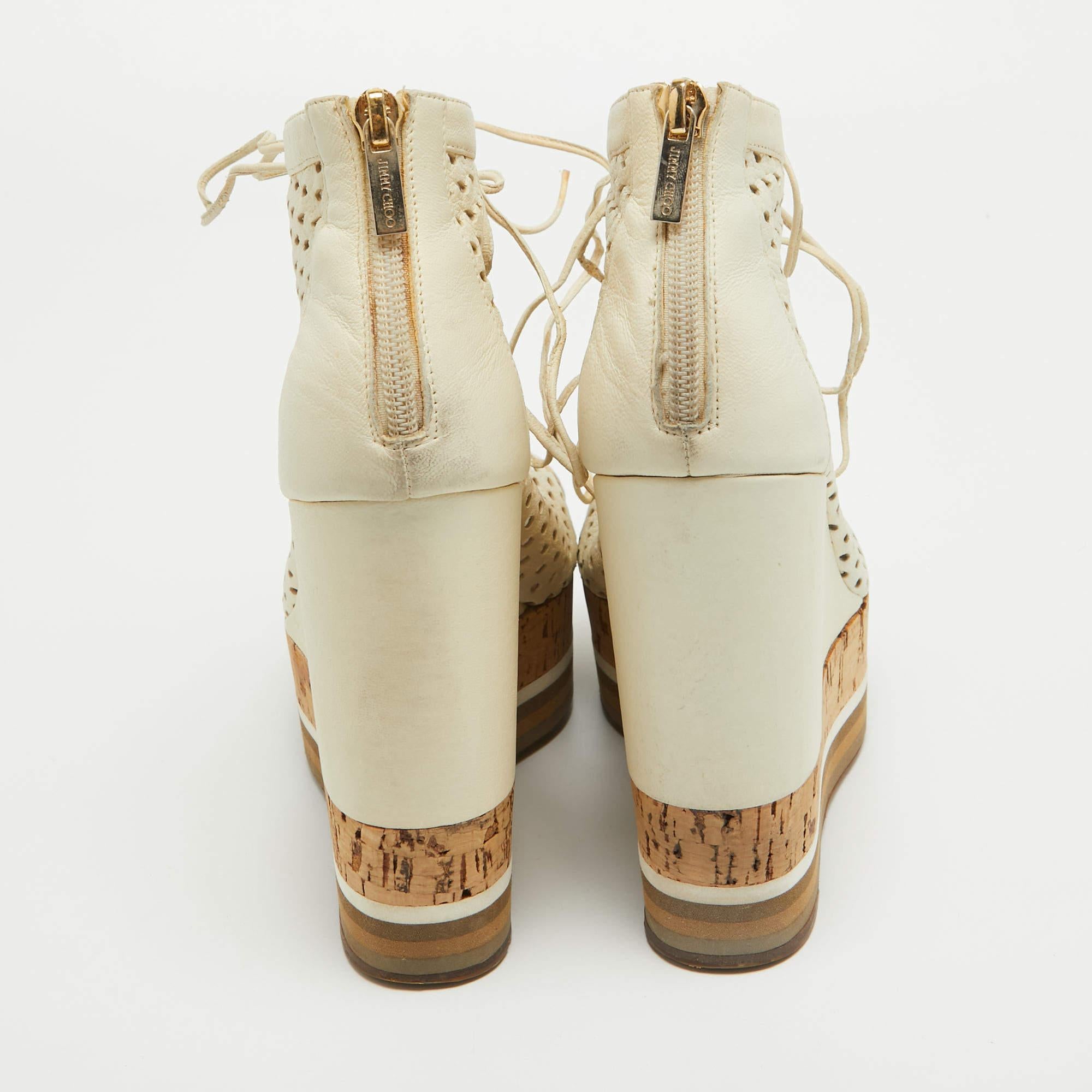 Jimmy Choo Bottines compensées en cuir perforé blanc cassé à lacets, taille 37 Pour femmes en vente