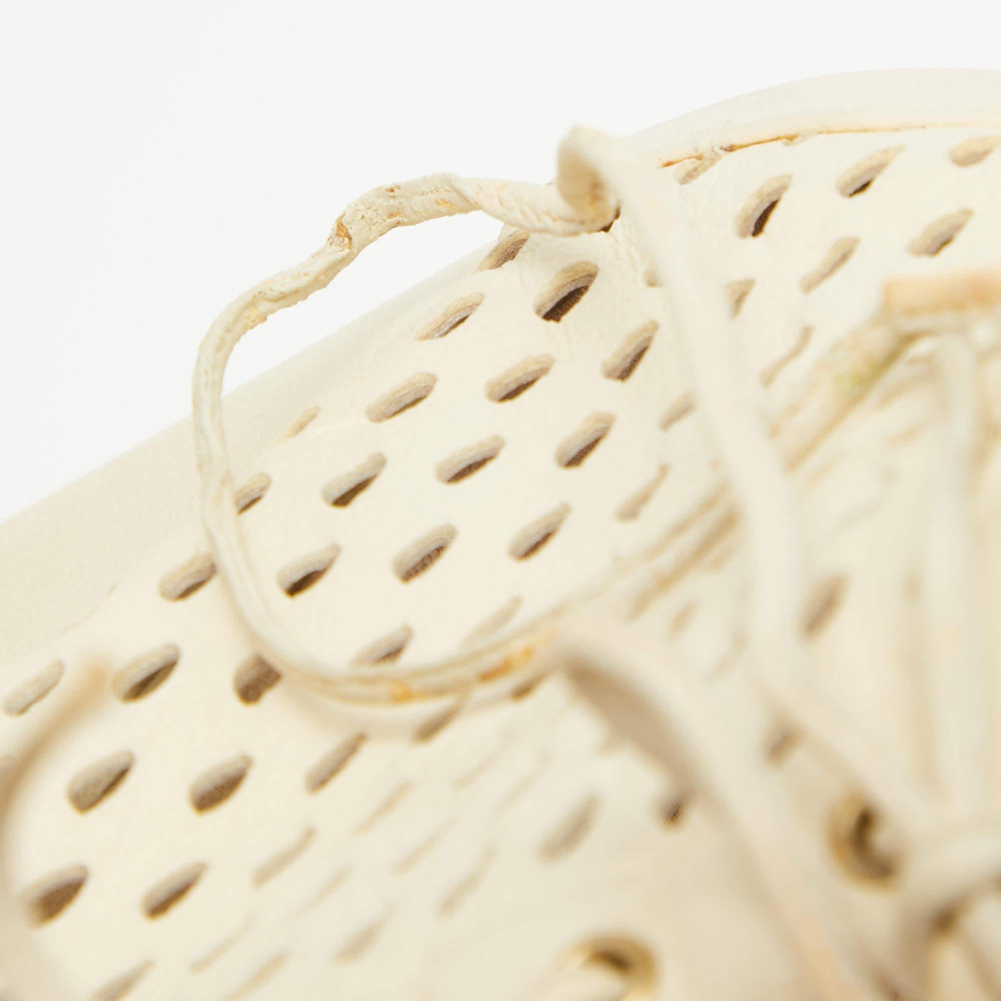 Jimmy Choo Bottines compensées en cuir perforé blanc cassé à lacets, taille 37 en vente 2