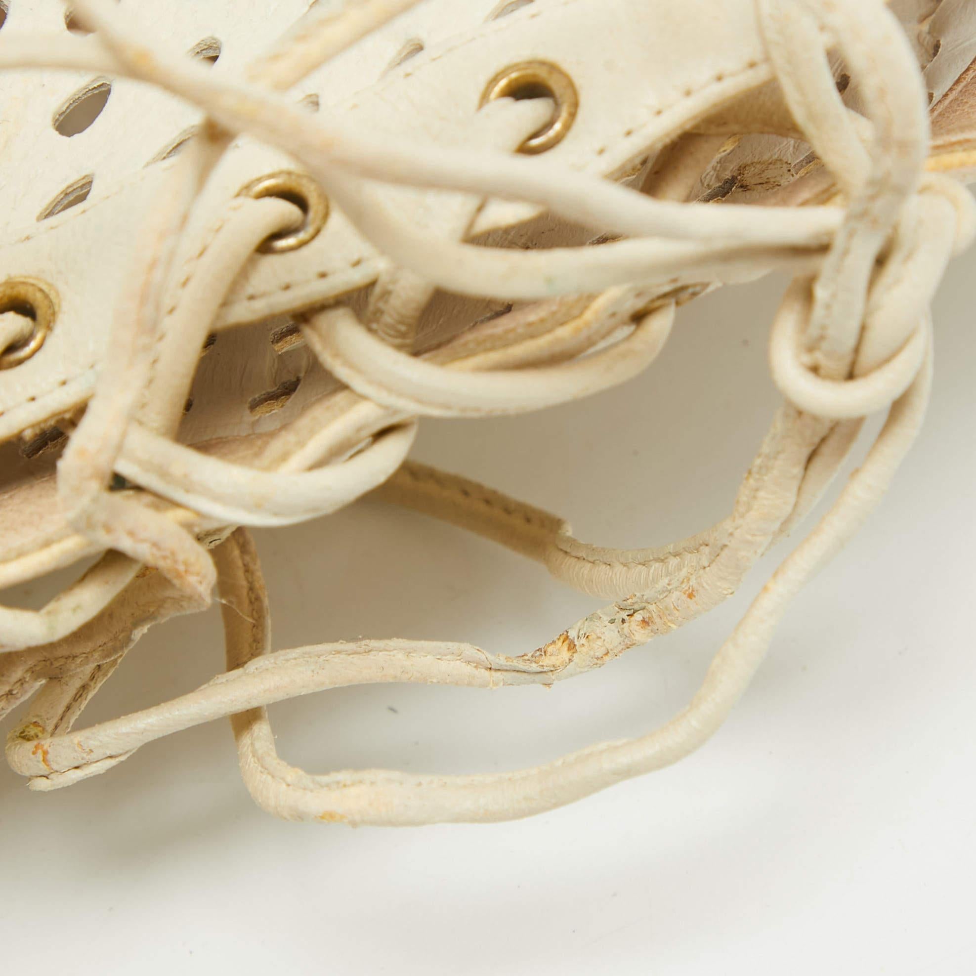 Jimmy Choo Bottines compensées en cuir perforé blanc cassé à lacets, taille 37 en vente 3