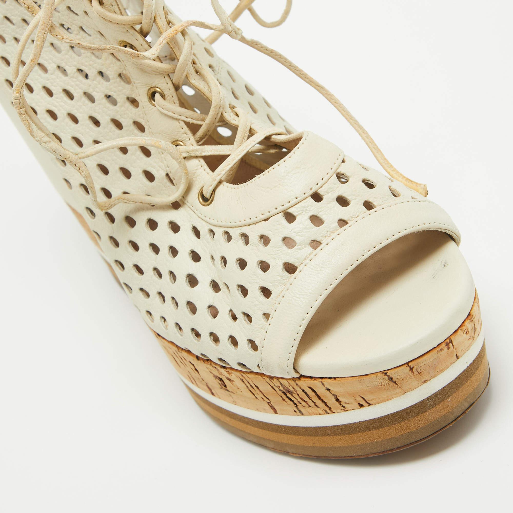 Jimmy Choo Bottines compensées en cuir perforé blanc cassé à lacets, taille 37 en vente 4
