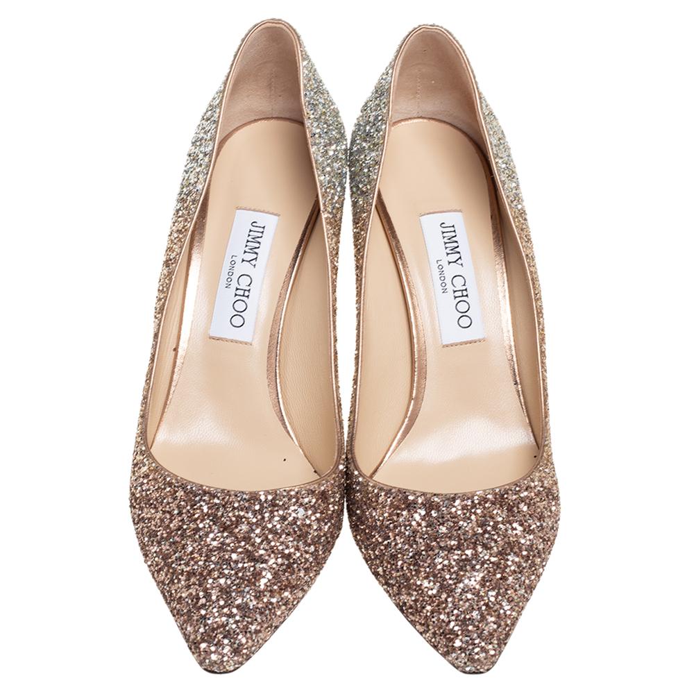 Known for its impeccable and high fashion designs, Jimmy Choo comes back yet another flawless creation. These Romy pumps are crafted using ombre silver coarse glitter, which grants them a glamorous look. They come with pointed toes and slim heels.