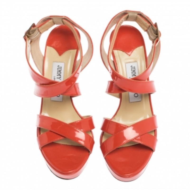 ¡Estas sandalias de Jimmy Choo aportan estilo a las mil maravillas! Llevan tiras de charol naranja, un sencillo cierre de hebilla en los tobillos y tacones de 7,5 cm sostenidos por plataformas bajas.