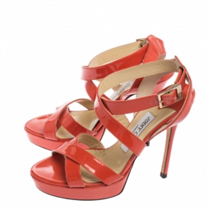 Jimmy Choo Sandalias con tira al tobillo de charol naranja talla 37 en Bueno estado para la venta en Dubai, Al Qouz 2