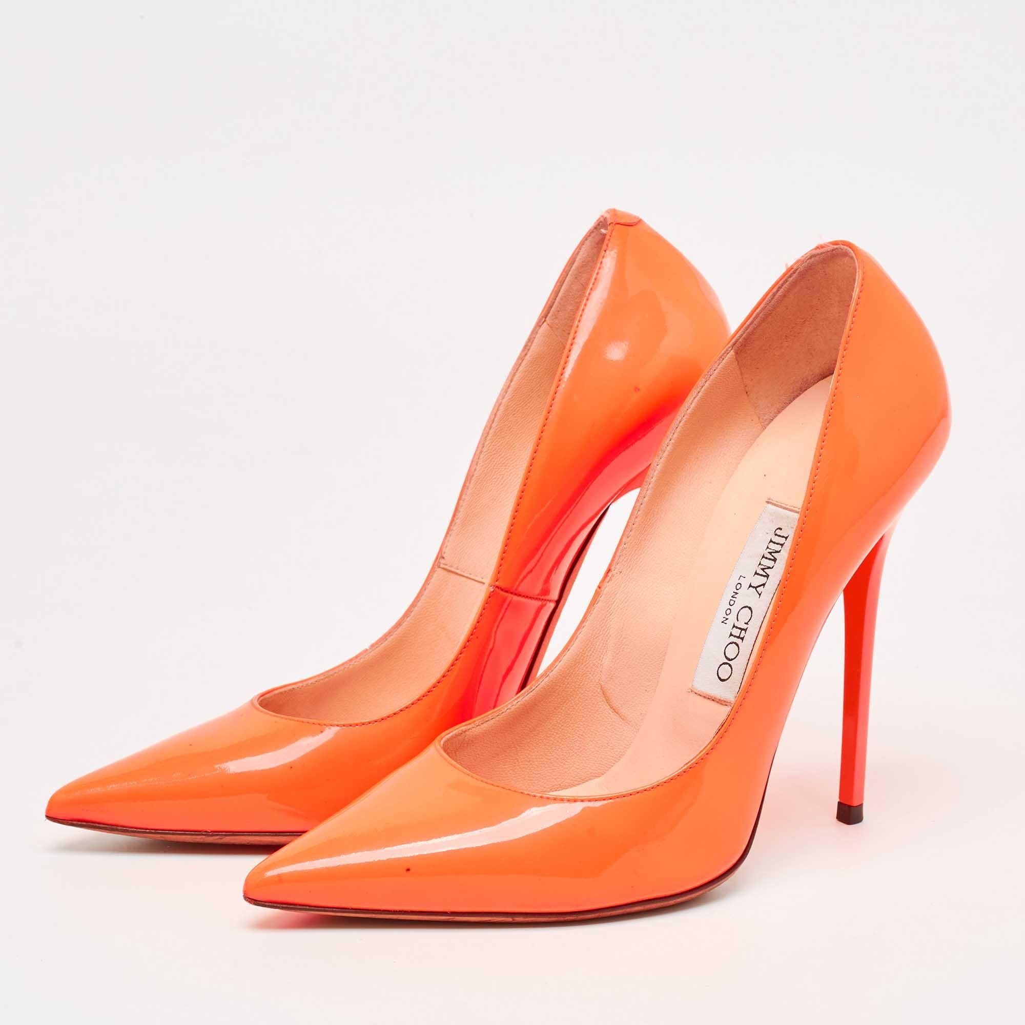 Faites preuve de chic avec ces escarpins de créateur. Ils présentent des talons robustes et des semelles durables, parfaits pour vos sorties à la mode.
