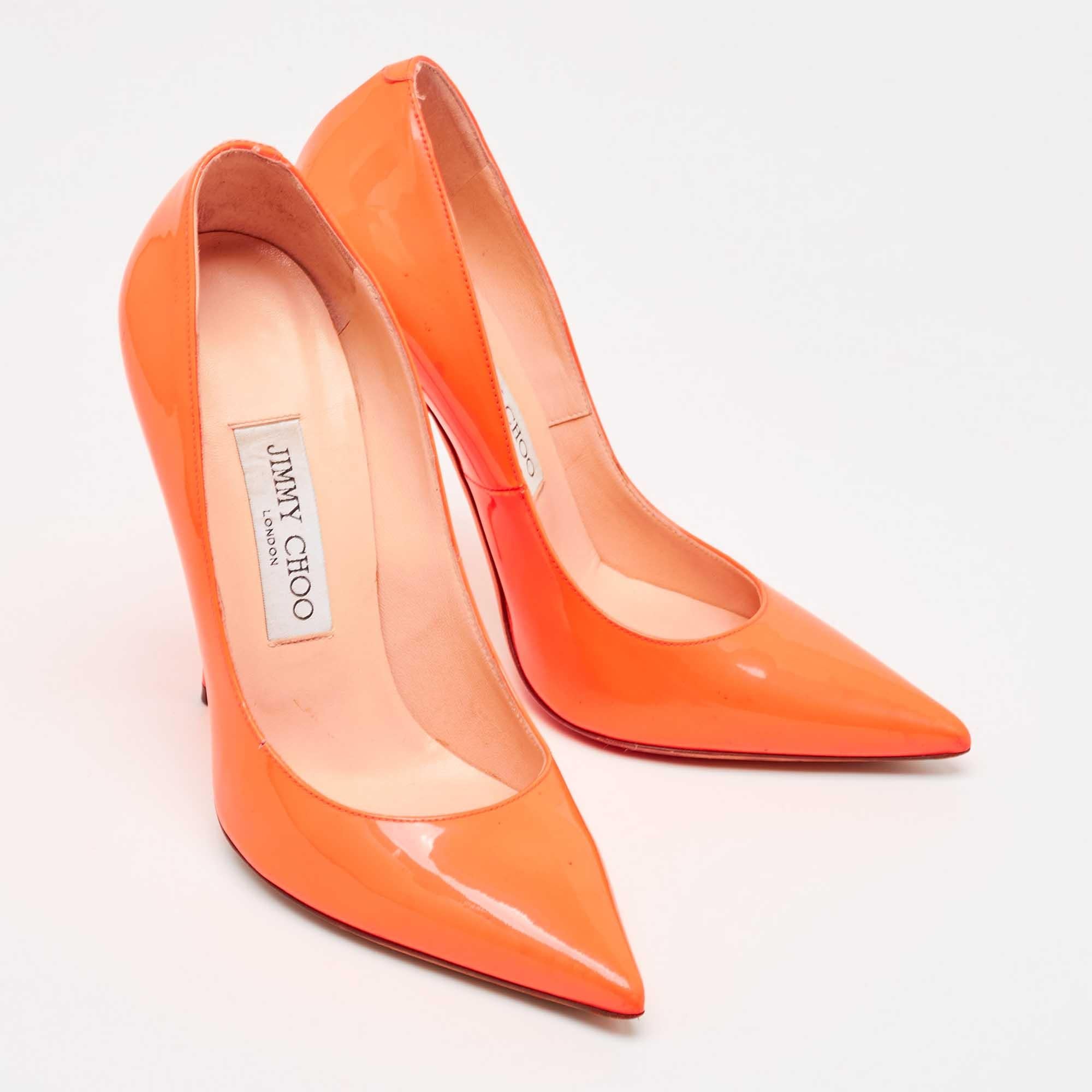 Jimmy Choo escarpins à bout pointu en cuir verni orange, taille 37 Bon état - En vente à Dubai, Al Qouz 2