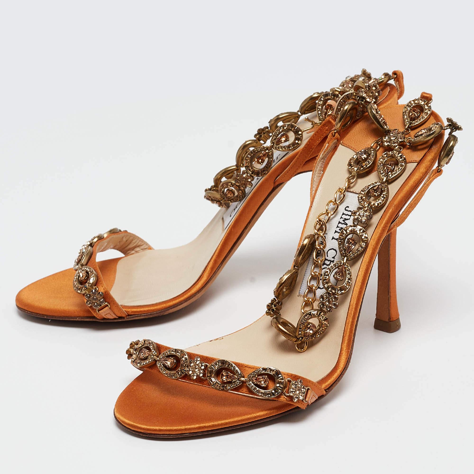 These sandals will frame your feet in an elegant manner. Crafted from quality materials they display a classy design and comfortable insoles.
