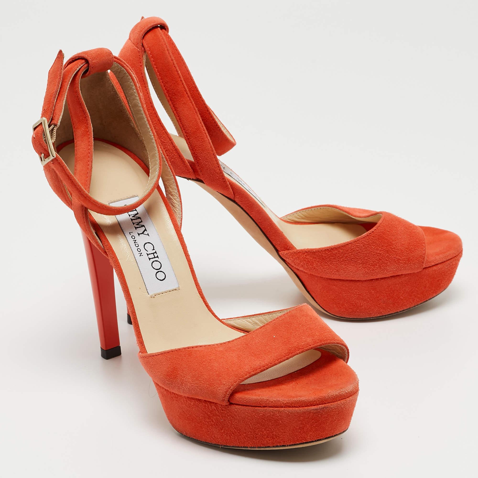 Jimmy Choo Sandalias con tira al tobillo de ante naranja Talla 35.5 en Bueno estado para la venta en Dubai, Al Qouz 2