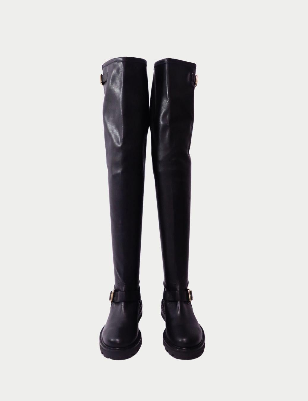 Ces bottes en cuir à hauteur de genou de Jimmy Choo attirent l'attention et constituent une pièce audacieuse alliant élégance et élégance. Confectionnées en cuir lisse noir, ces bottes présentent une silhouette structurée et des brides à boucles