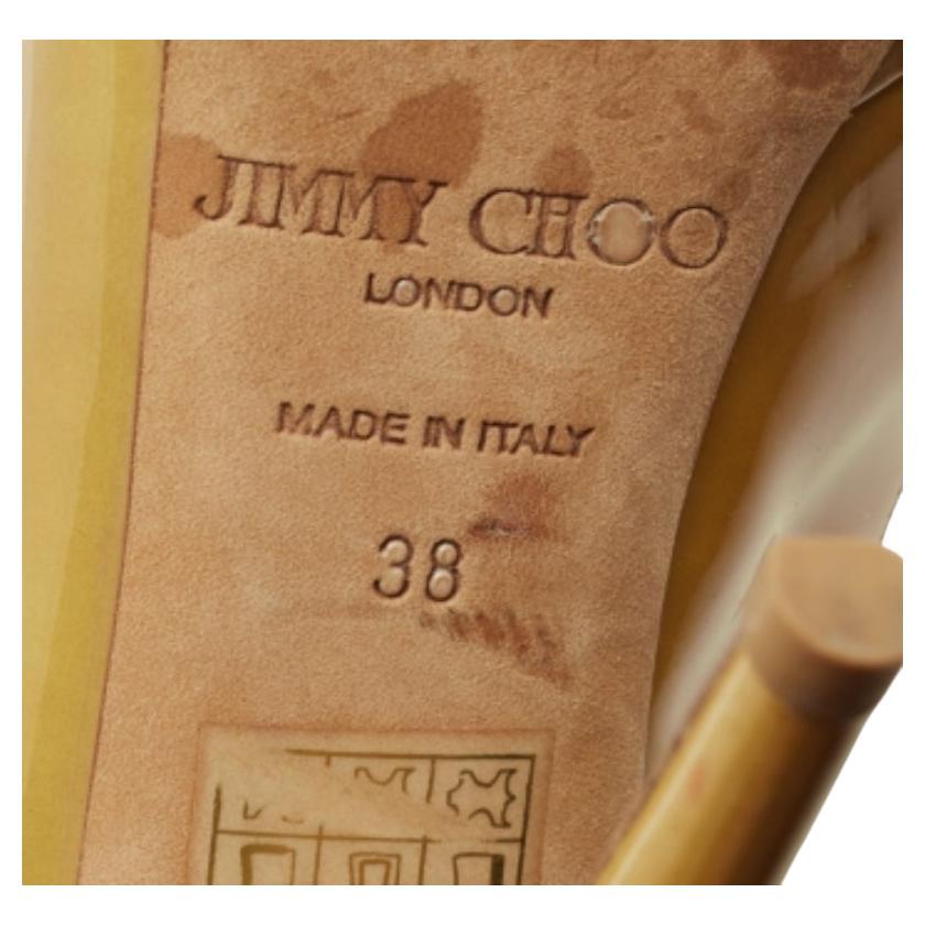 Esos conjuntos elegantes parecerán mucho más atractivos con estas versátiles sandalias de plataforma Nova de Jimmy Choo. Se han confeccionado en charol amarillo en una silueta peep-toe y se han estilizado con aberturas de corte bajo y zapatos de