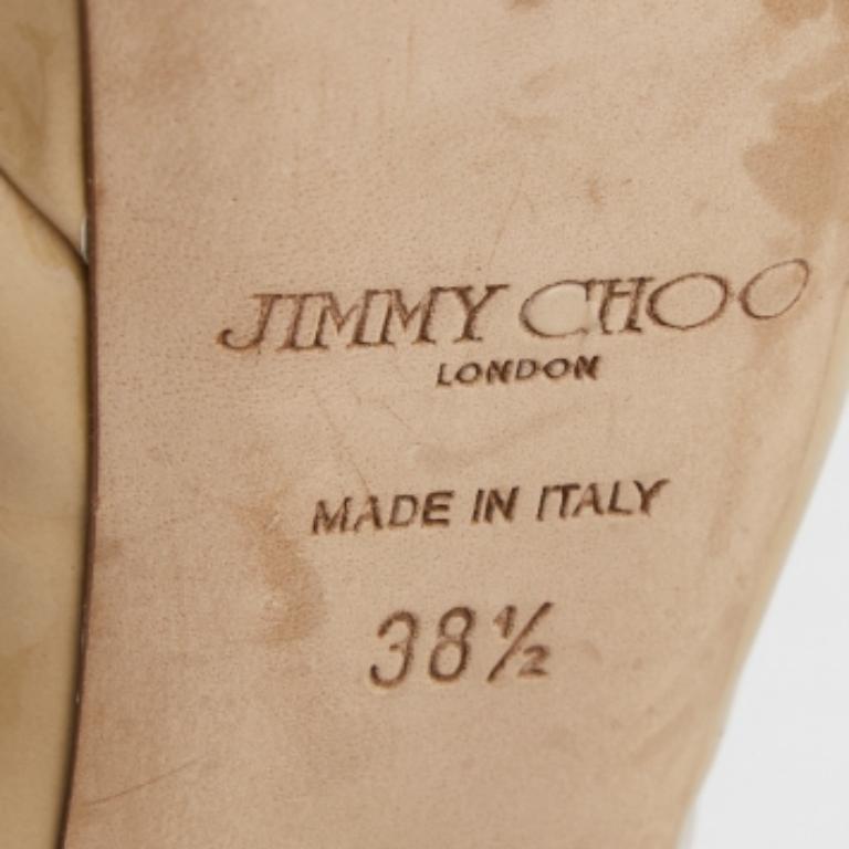 Atemporales y elegantes, estas sandalias de Jimmy Choo añadirán chispas de lujo a tu armario. Estas sandalias beige están confeccionadas en charol y presentan una silueta peep-toe. Hacen alarde de slingbacks con hebilla y vienen equipados con