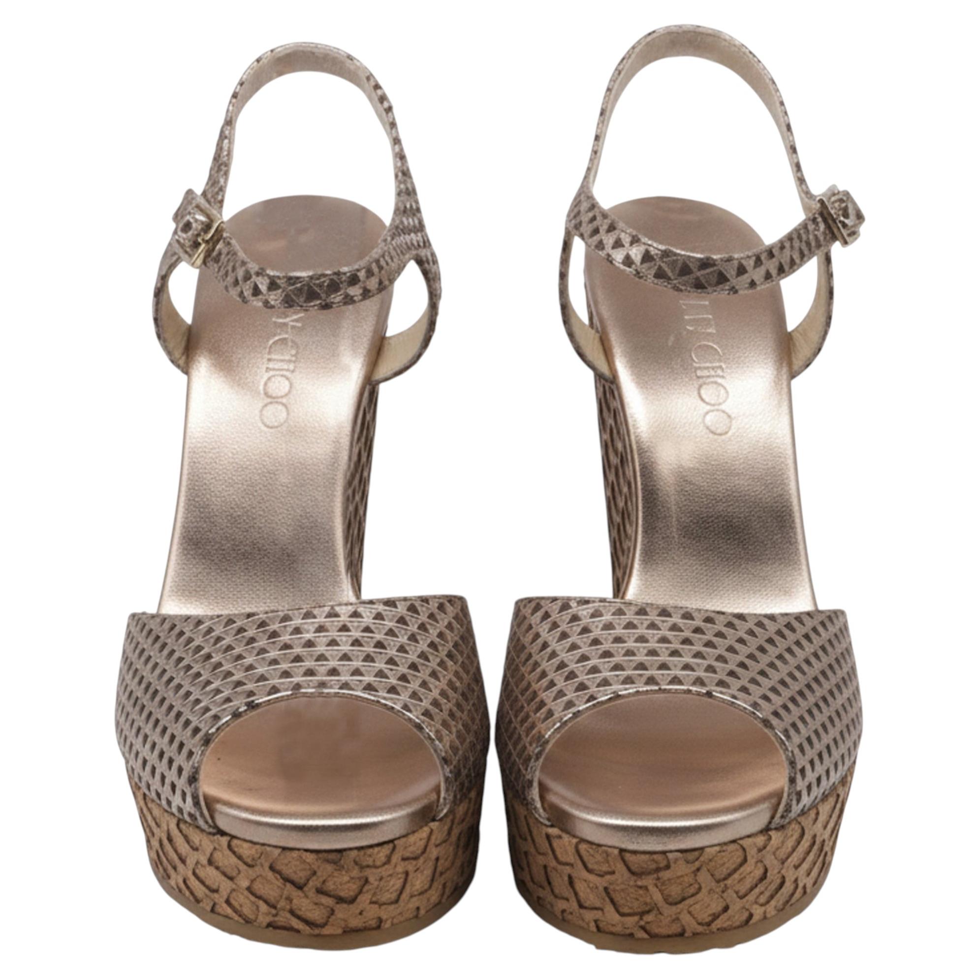 Jimmy Choo Peep-Toe-Sandalen mit Keilabsatz und Muster aus metallisch-goldenem Leder im Angebot