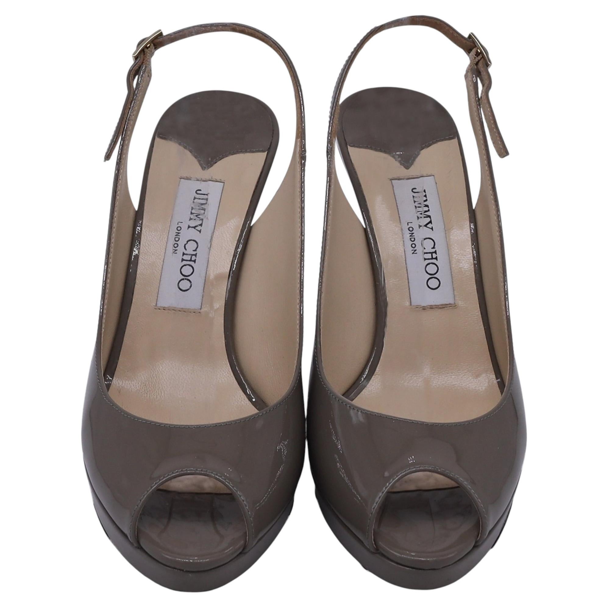 Jimmy Choo Peep-Toe-Pumps mit Plateau und Fersenriemen aus beigem Lackleder im Angebot